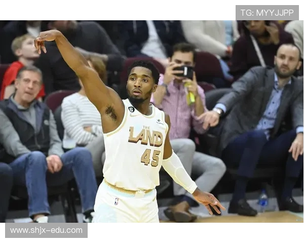 阿杰伊米切尔替补23分钟高效10中5砍14分领衔球队火力全能表现赛场数据