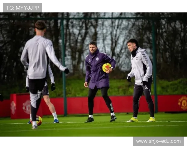 天空披露卡里克清晨抵达卡灵顿卡塞米罗马奎尔率先报到开启训练日